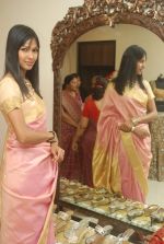 Nethra Raghuraman at the launch of Jinal Kenia_s wedding shop YUME in Juhu, Mumbai on 8th Jan 2012 (102).JPG