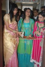 Nethra Raghuraman, Smita Bansal at the launch of Jinal Kenia_s wedding shop YUME in Juhu, Mumbai on 8th Jan 2012 (93).JPG