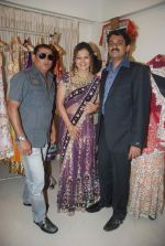 at the launch of Jinal Kenia_s wedding shop YUME in Juhu, Mumbai on 8th Jan 2012 (71).JPG