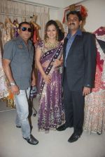 at the launch of Jinal Kenia_s wedding shop YUME in Juhu, Mumbai on 8th Jan 2012 (72).JPG