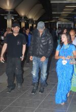 Akshay Kumar snapped at international airport, Mumbai on 11th Jan 2012 (2).JPG