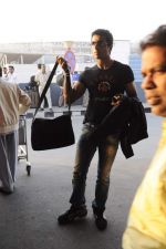 Sonu Sood at CCL Cricket stars snapped at the airport in Mumbai on 11th Jan 2012 (7).JPG