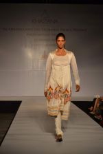 Model walks the ramp for Rahul Mishra show for Taj Khazana in Taj Mahal Palace, Mumbai on 14th Jan 2012 (115).JPG