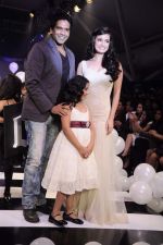 Dia Mirza, Rocky S walk the ramp for Rocky S at Kids Fashion Week day 1 on 17th Jan 2012 (62).JPG