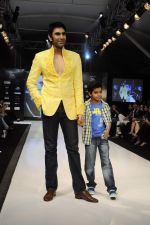 Sandip Soparkar walk the ramp for JKF at Kids Fashion Week day 1 on 17th Jan 2012 (47).JPG