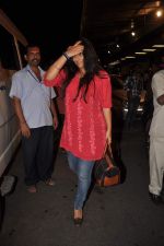 Vidya Balan snapped at the airport in Mumbai on 18th Jan 2012 (6).jpg