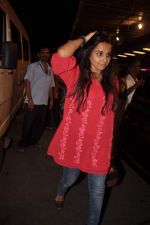 Vidya Balan snapped at the airport in Mumbai on 18th Jan 2012 (7).jpg