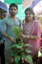 Farhan Akhtar plants a tree with Shaina NC in  Mumbai on 19th Jan 2012(100).jpg