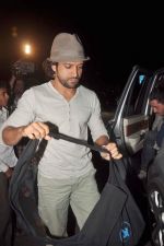 Farhan Akhtar snapped at international airport in Mumbai on 19th Jan 2012 (12).jpg