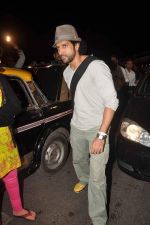 Farhan Akhtar snapped at international airport in Mumbai on 19th Jan 2012 (13).jpg