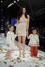 Karishma Tanna walk the ramp for Ashima Singh Show at Kids Fashion Week day 3 on 19th Jan 2012 (44).JPG