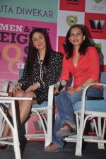 Kareena Kapoor at the success party og Rujuta Diwekar_s book Women & The Weight Loss Tamasha in Mumbai on 20th Jan 2012 (17).JPG