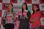 Kareena Kapoor, Karisma Kapoor at the success party og Rujuta Diwekar_s book Women & The Weight Loss Tamasha in Mumbai on 20th Jan 2012 (11).JPG