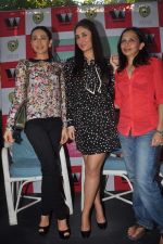 Kareena Kapoor, Karisma Kapoor at the success party og Rujuta Diwekar_s book Women & The Weight Loss Tamasha in Mumbai on 20th Jan 2012 (17).JPG