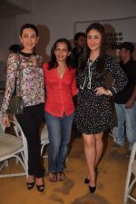 Kareena Kapoor, Karisma Kapoor at the success party og Rujuta Diwekar_s book Women & The Weight Loss Tamasha in Mumbai on 20th Jan 2012 (21).JPG