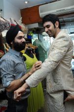 A D singh with Sandeep Soparkar at designer AD Singh store in Mumbai on 22nd Jan 2012.JPG