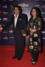 Zeenat Aman, Vinod Khanna at the 7th Chevrolet Apsara Awards 2012 Red Carpet in Yashraj Studio, Mumbai on 25th Jan 2012 (221).JPG