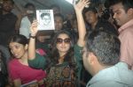 Vidya Balan promotes Kahani at Khar Station on 27th Jan 2012 (29).JPG