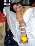 madhavi sharma support Satish Shetty of Peninsula Grand Hotel organised blood donation camp in Andheri East on 27th Jan 2012.jpg