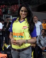 Sameera Reddy at ccl Match in Chinnaswamy stadium, Bengaluru on 28th Jan 2012 (87).jpg