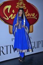 at Designer Aarti Vijay Gupta showcases collection in Rude Lounge on 30th Jan 2012 (14).JPG