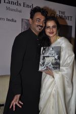 Rekha Unveils Wendell Rodricks book in Taj Land_s End, Mumbai on 3rd Feb 2012 (28).JPG