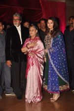Aishwarya Bachchan, Amitabh Bachchan, Jaya Bachchan at Genelia D_Souza and Ritesh Deshmukh wedding reception in Hotel Grand Hyatt, Mumbai on 4th Feb 2012 (95).JPG
