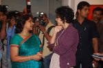 Kiran Rao inaugurates Sangeeta Gupta_s Painting Exhibition in Jehangir, Mumbai on 6th Feb 2012 (18).JPG