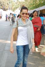 Shazahn Padamsee snapped with her boyfriend in Kalaghoda, Mumbai on 6th Feb 2012 (12).JPG