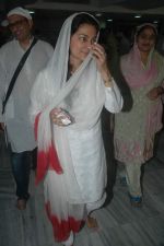 Juhi Chawla at Raj Knawar_s chautha in Santacruz on 7th Feb 2012 (69).JPG
