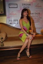 at Poonam Pandey Dream Date Facebook contest by Dia diamonds in Atria Mall on 7th Feb 2012 (29).JPG