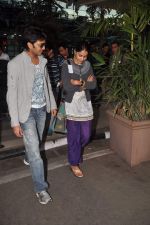 Ritesh Deshmukh, Genelia D Souza snapped at airport, Mumbai on 8th Feb 2012 (8).JPG