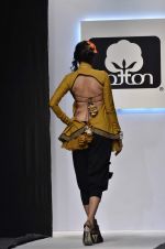 at Cotton Council of India Lets Design 4 contest in Mumbai on 8th Feb 2012 (32).JPG