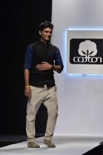 at Cotton Council of India Lets Design 4 contest in Mumbai on 8th Feb 2012 (40).JPG