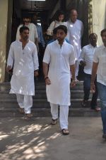 Abhishek Bachchan, Sunil Shetty at JP Dutta_s dad funeral in Shivaji Park on 10th Feb 2012 (50).JPG