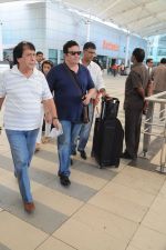 Rishi Kapoor return from Varun Dhawan_s Wedding in Goa at Domestic Airport, Mumbai on 12th Feb 2012 (10).JPG