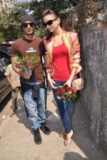Prateik Babbar and Amy Jackson celebrate Valentines day with students of MMK college on 14th Feb 2012 (11).JPG