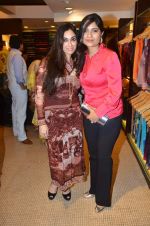 Lucky Morani at Anjana Khutalia paints designer Pria Kataria Puri in Satya Paul Store on 16th Feb 2012 (104).JPG