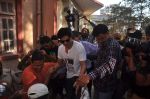 Shahrukh Khan cast their votes in Maharashtra civic polls Mumbai on 16th Feb 2012 (13).JPG