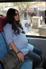 Vidya Balan takes bus ride to promote Kahani in Parel, Mumbai on 27th Feb 2012 (30).JPG