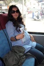 Vidya Balan takes bus ride to promote Kahani in Parel, Mumbai on 27th Feb 2012 (31).JPG