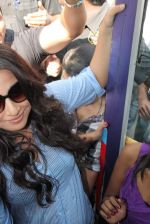 Vidya Balan takes bus ride to promote Kahani in Parel, Mumbai on 27th Feb 2012 (4).JPG