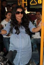 Vidya Balan takes bus ride to promote Kahani in Parel, Mumbai on 27th Feb 2012 (8).JPG