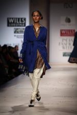 Model walks the ramp for Anju Modi at Wills Lifestyle India Fashion Week Autumn Winter 2012 Day 1 on 15th Feb 2012 (29).JPG
