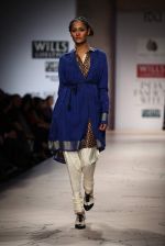 Model walks the ramp for Anju Modi at Wills Lifestyle India Fashion Week Autumn Winter 2012 Day 1 on 15th Feb 2012 (30).JPG