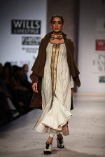 Model walks the ramp for Anju Modi at Wills Lifestyle India Fashion Week Autumn Winter 2012 Day 1 on 15th Feb 2012 (38).JPG