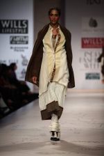 Model walks the ramp for Anju Modi at Wills Lifestyle India Fashion Week Autumn Winter 2012 Day 1 on 15th Feb 2012 (40).JPG