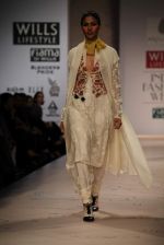 Model walks the ramp for Anju Modi at Wills Lifestyle India Fashion Week Autumn Winter 2012 Day 1 on 15th Feb 2012 (5).JPG