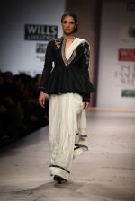 Model walks the ramp for Anju Modi at Wills Lifestyle India Fashion Week Autumn Winter 2012 Day 1 on 15th Feb 2012 (53).JPG