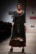 Model walks the ramp for Anju Modi at Wills Lifestyle India Fashion Week Autumn Winter 2012 Day 1 on 15th Feb 2012 (64).JPG